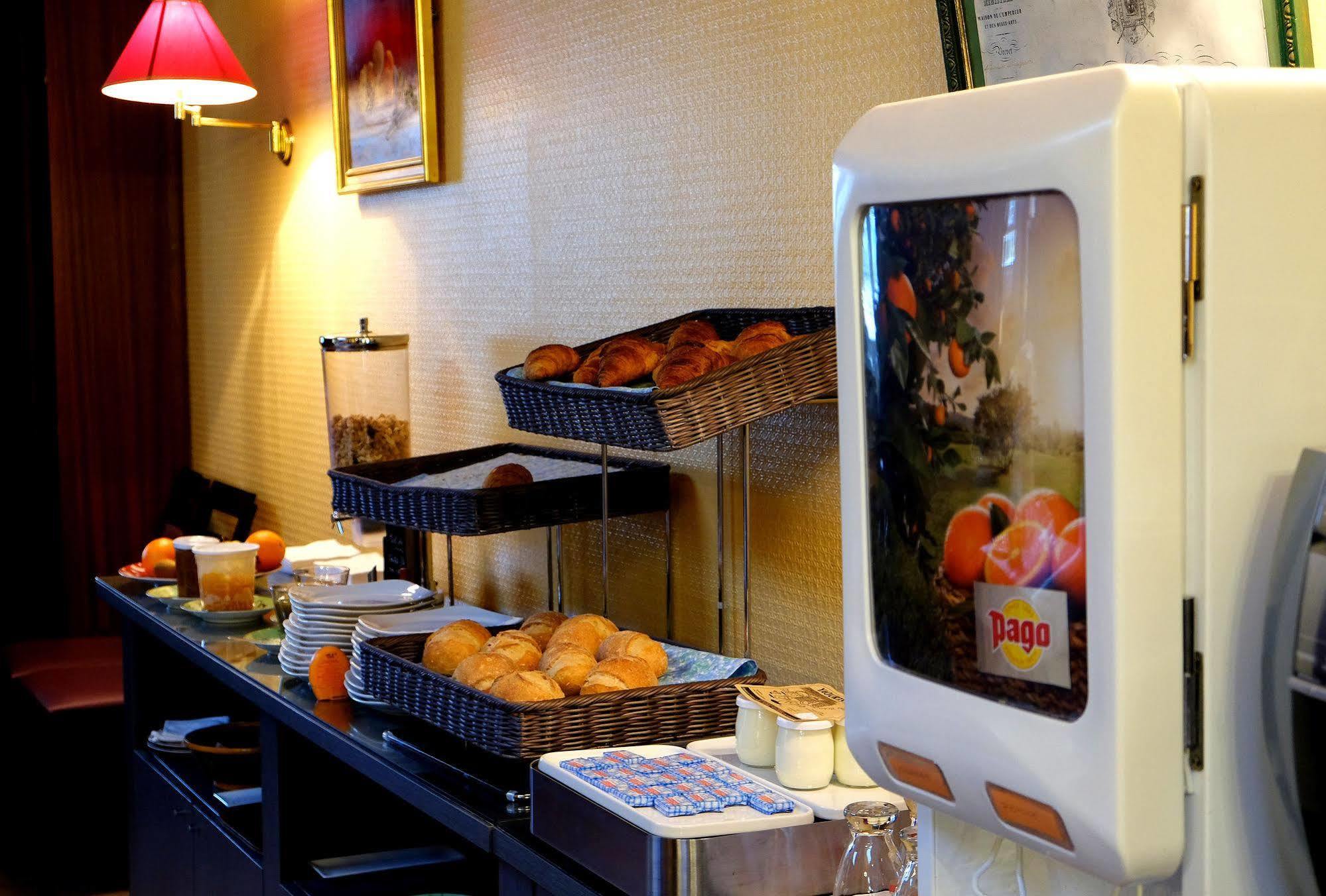 Logis Grand Hotel Pelisson Nontron Exteriör bild